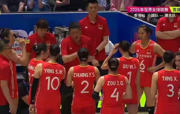 中国女排战胜对手，晋级四强，全场震撼